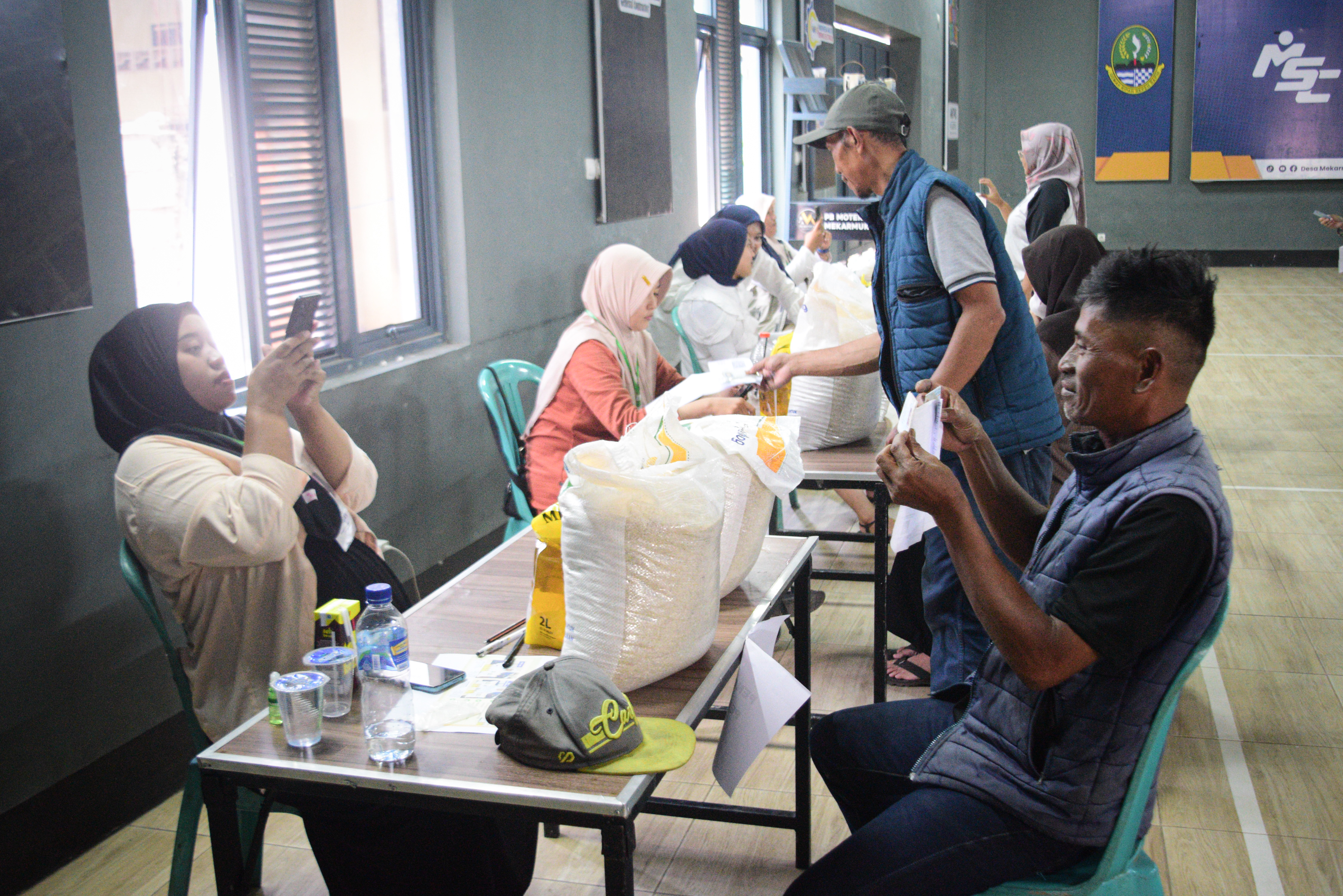 Penyaluran Bantuan Pangan Nasional 2025 Periode Oktober-November di Desa Mekarmukti Berjalan Lancar